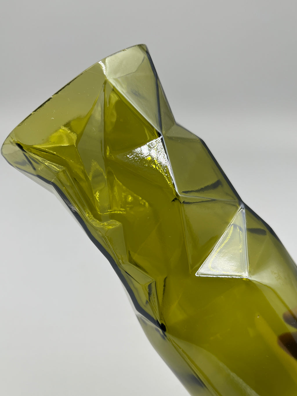 Allrounder Glas – Kantige Weinflasche