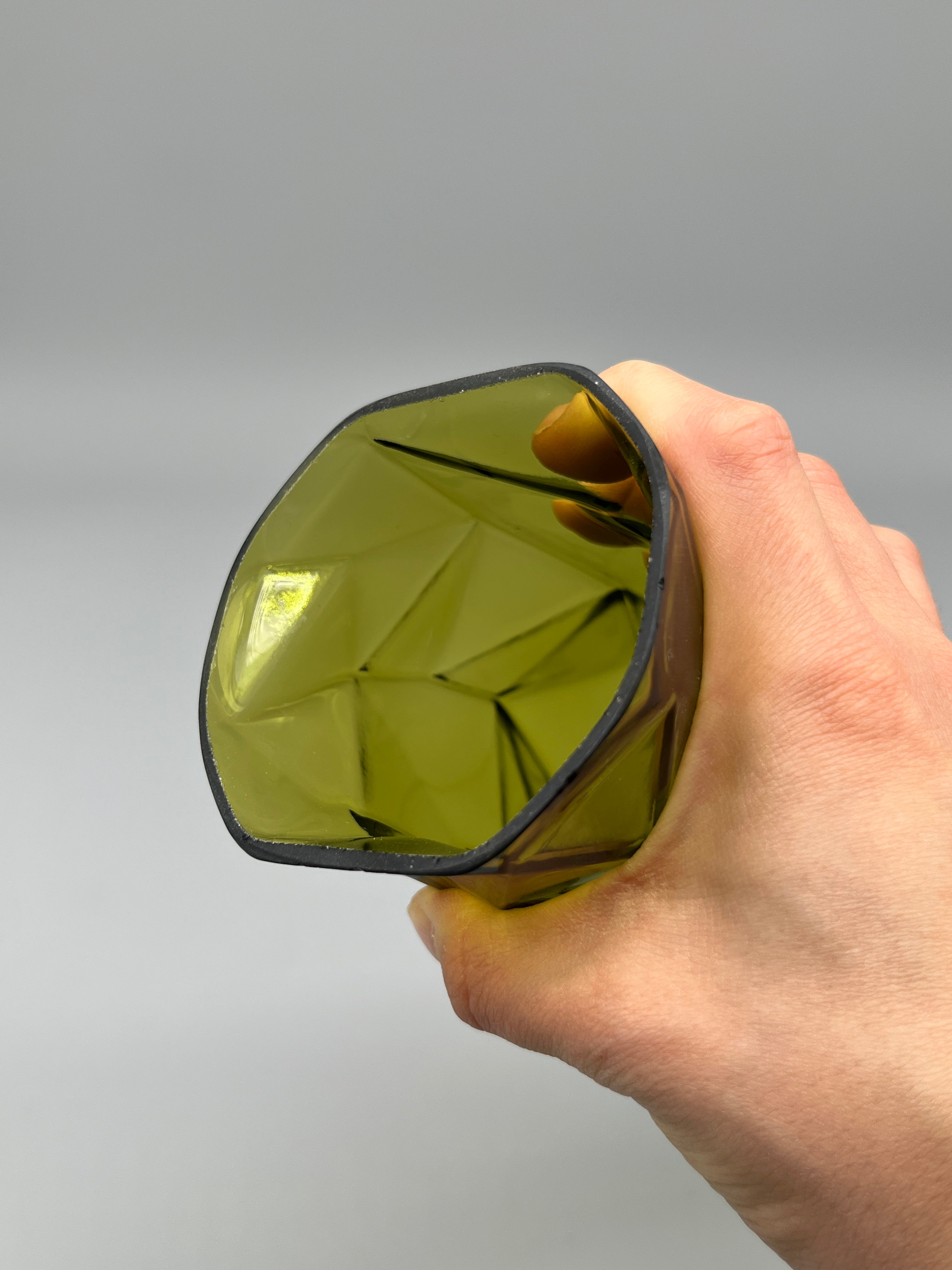 Allrounder Glas – Kantige Weinflasche