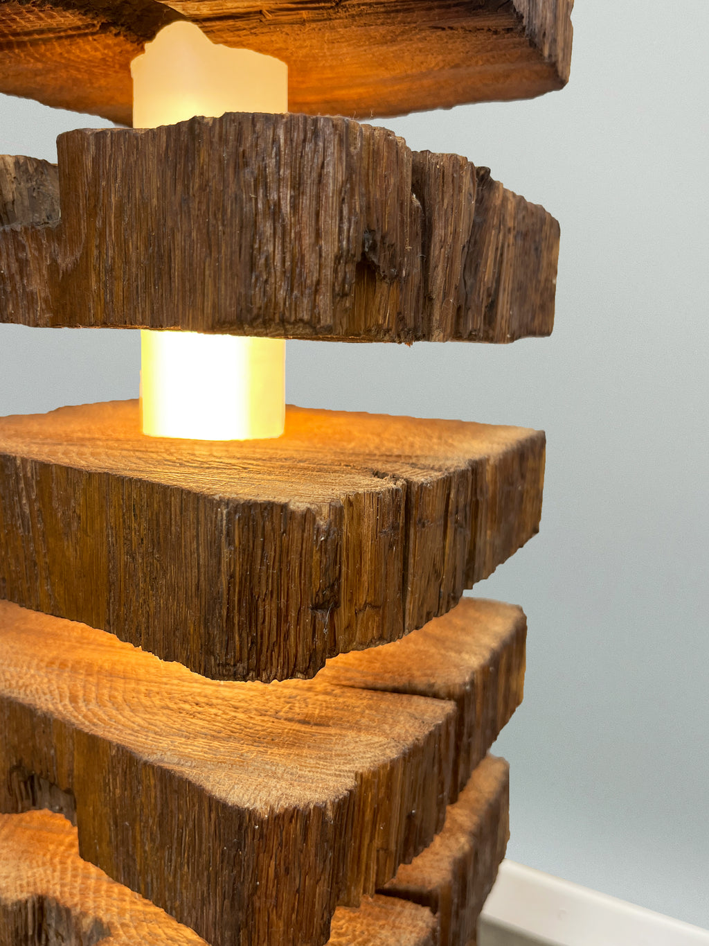 Stehlampe aus einem Rücklaufgeländer aus dem Hof zu Wil, Unikat
