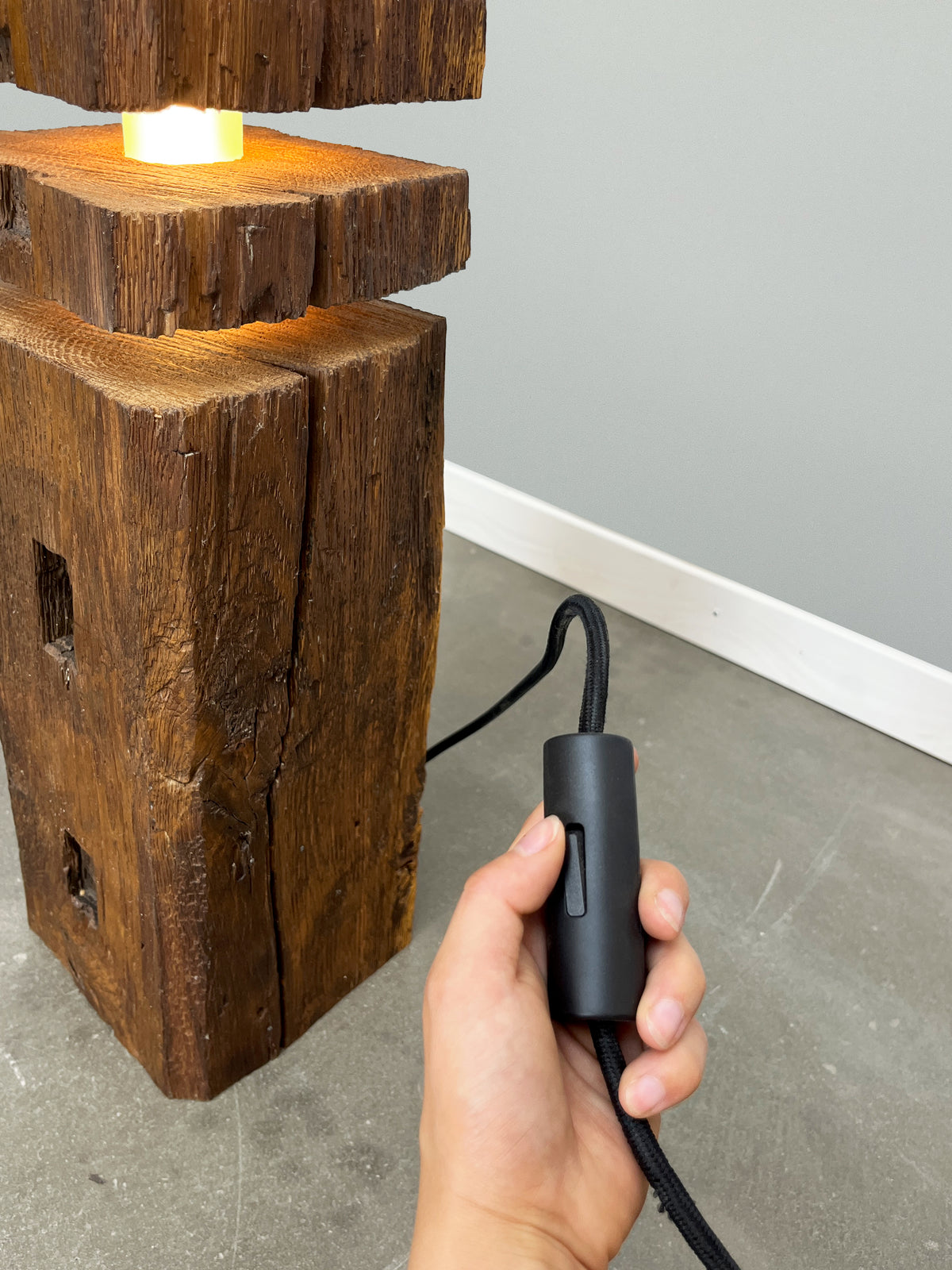 Stehlampe aus einem Rücklaufgeländer aus dem Hof zu Wil, Unikat