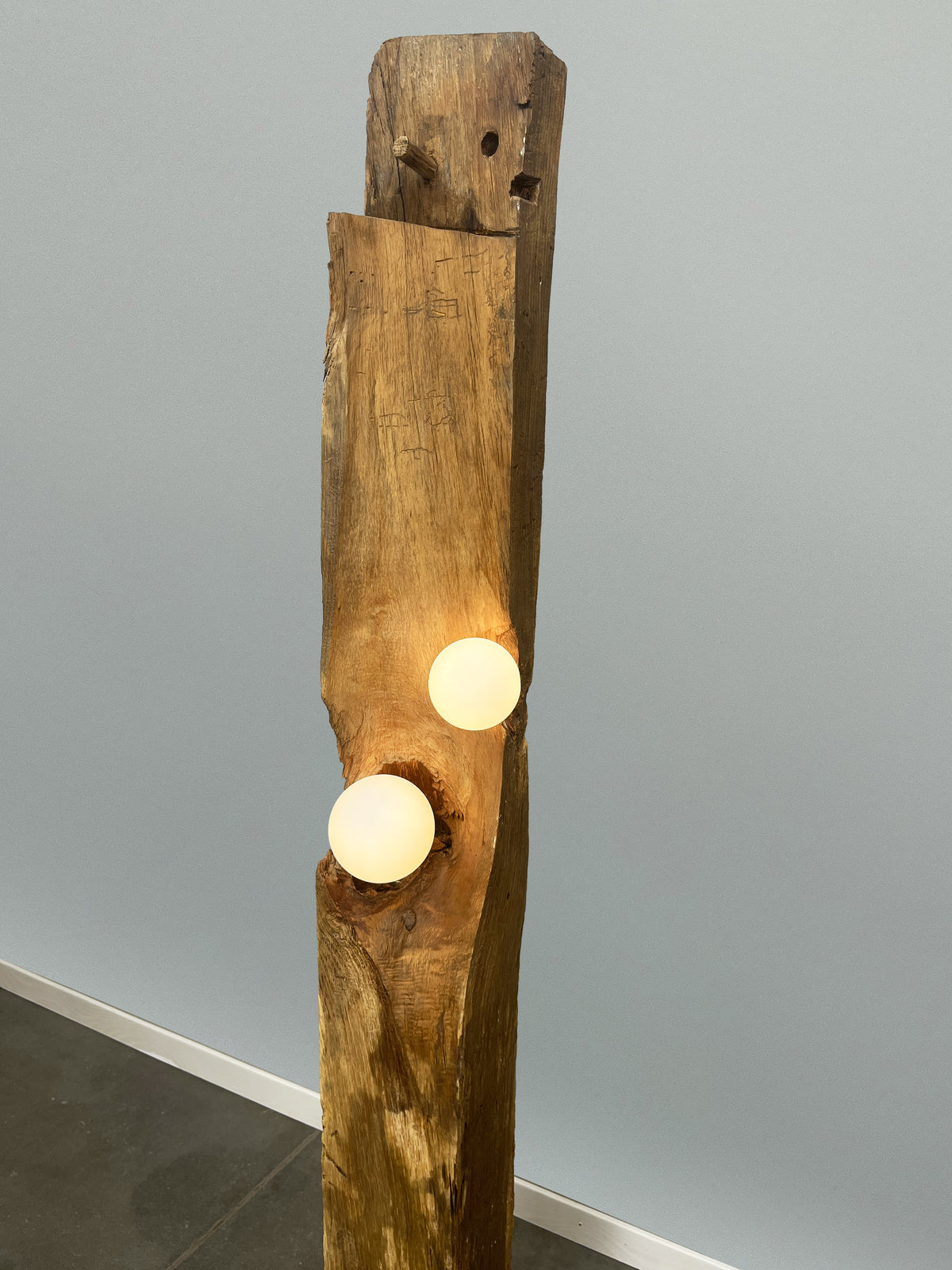 Stehlampe – Wandschwelle aus der Nordseite des Hof zu Wil