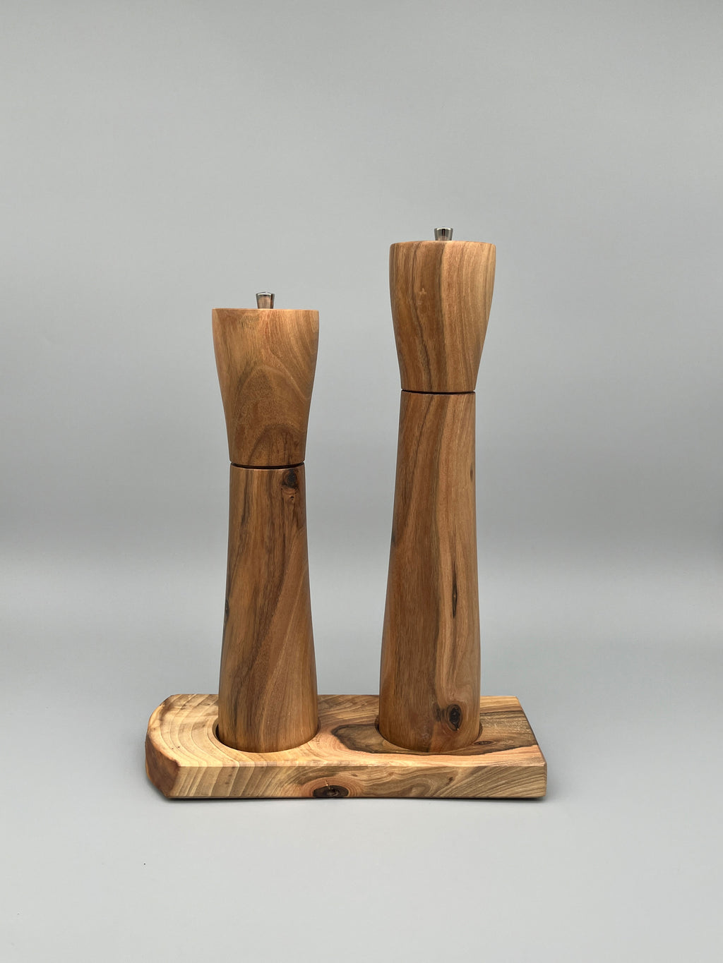 Pfeffer- und Salzmühle Set mit Brettli – Nussbaum