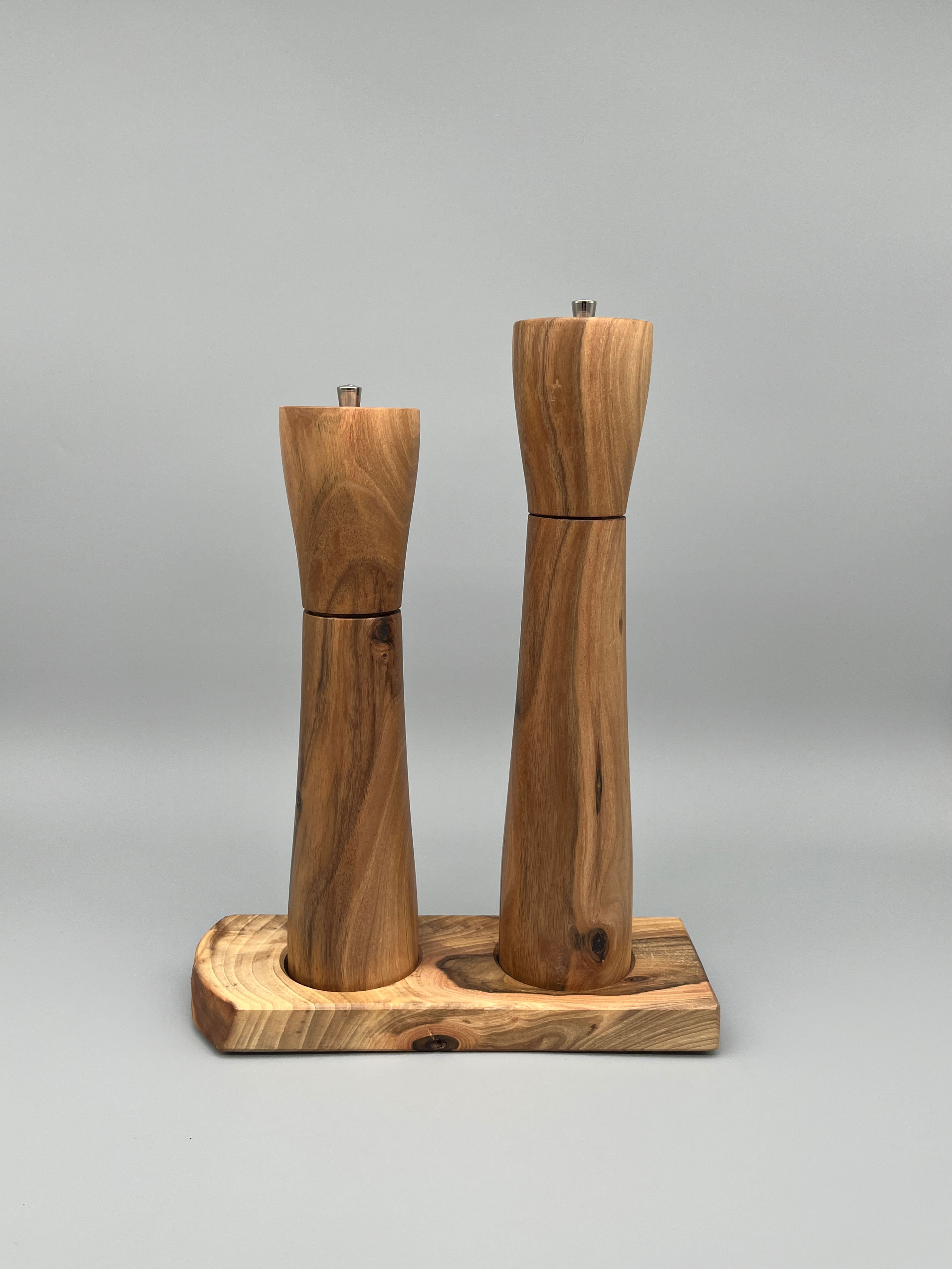 Pfeffer- und Salzmühle Set mit Brettli – Nussbaum