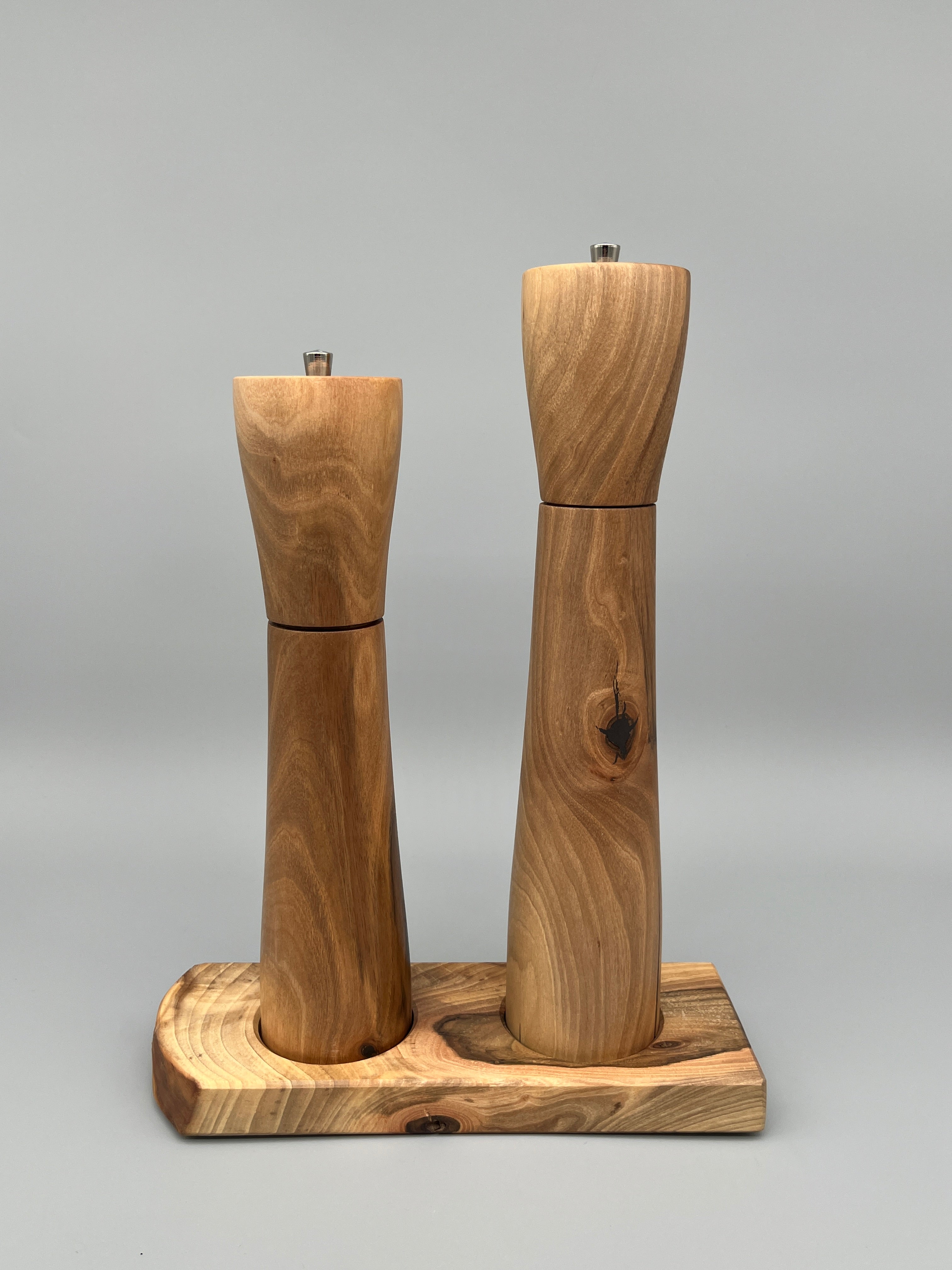 Pfeffer- und Salzmühle Set mit Brettli – Nussbaum