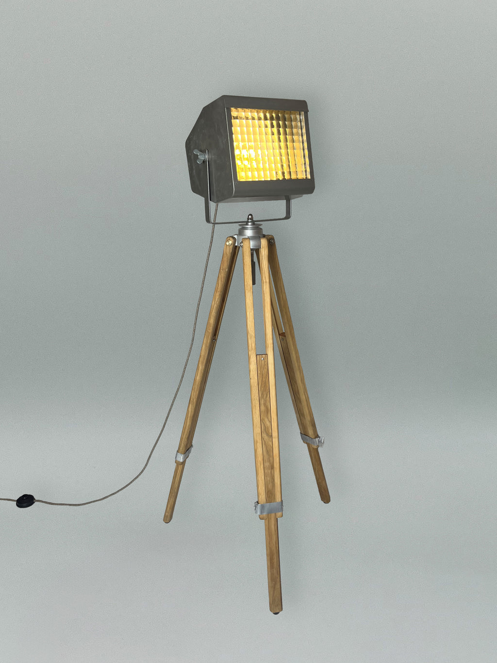 Stativlampe – Nuria Kern