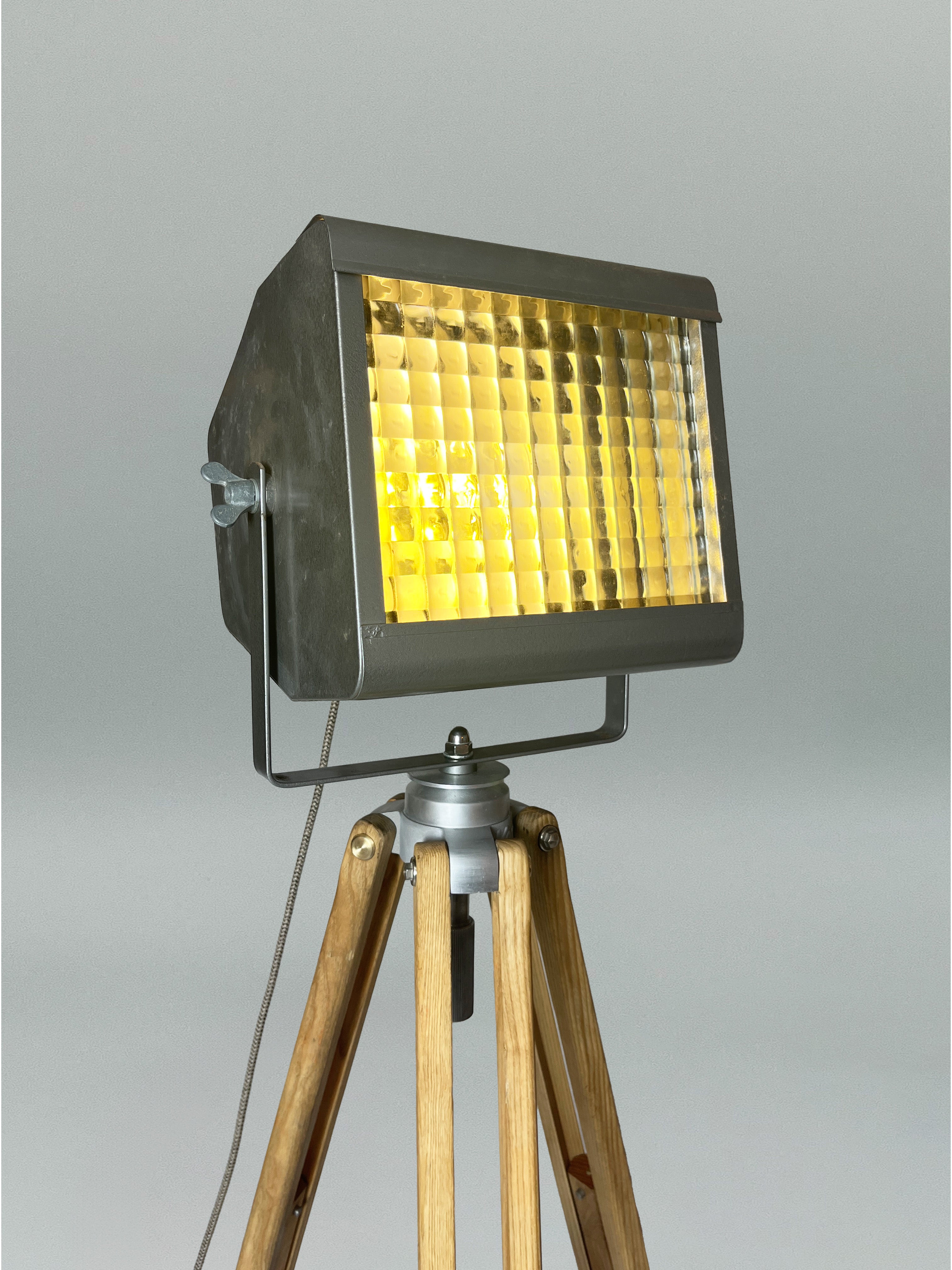 Stativlampe – Nuria Kern